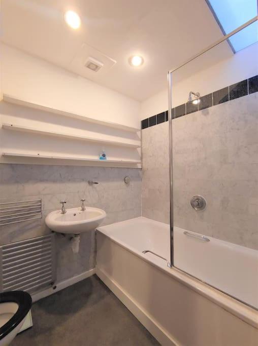Stylish Apartment Near Carnaby Street, Sleeps 4. London Exterior photo